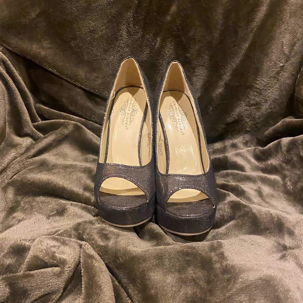 NEVER WORN Bronze heels.